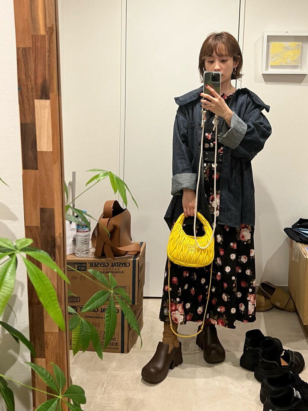 「デニムっていいよね、holiday、ピンクハウス、PINK HOUSE、little sunny bite、リトルサニーバイト、高橋愛、LSB、花柄ワンピース、MIUMIU、きいろといえばわたし、BOTTEGA VENETA、レインシューズ」｜「HOLIDAYのPURITAN COLLAR DENIM SHIRT ピューリタンカラーデニムシャツ（シャツ/ブラウス、ブルー系）」を使った、高橋愛さん（レディース・154cm）の夏コーディネートの1枚目の写真