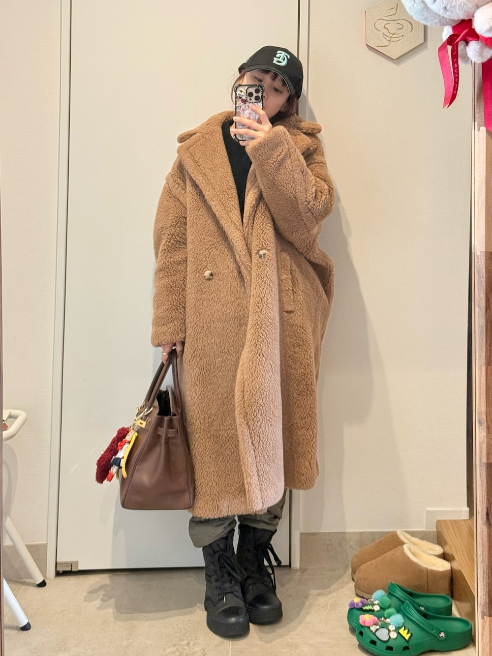 「ニューエラ、ニューエラ キャップ、NEW ERA、Max Mara、テディベアコート、マックスマーラ、UNIQLO C、ユニクロシー、高橋愛、154cm、ティファニーコラボ、HERMES、vintage」｜「Max Maraのアイテム（ジャケット/アウター、ブラウン系）」を使った、高橋愛さん（レディース・154cm）の冬コーディネートの1枚目の写真