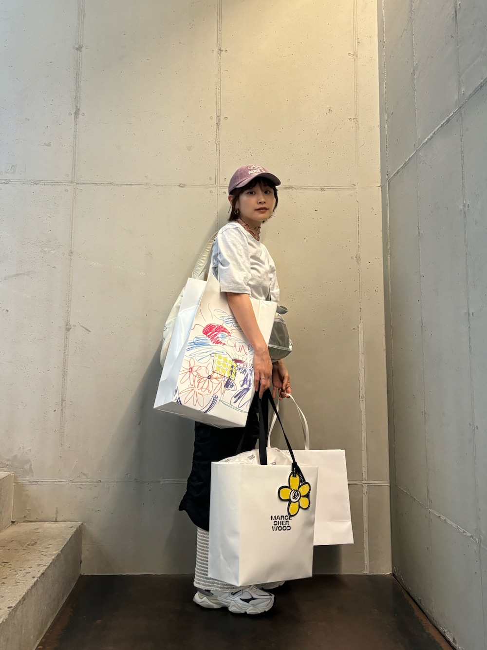「アーダーエラー、ADER error、高橋愛、レイヤードスタイル、レイヤリング、KBF、154cm、CAP、kijun、New Balance」｜「Kijunのアイテム（キャップ、ピンク系）」を使った、高橋愛さん（レディース・154cm）の春コーディネートの1枚目の写真