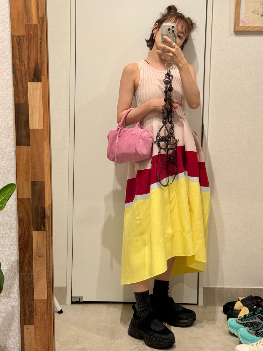 「CFCL、シーエフシーエル、サマーニット、カラフルワンピース、ピンクが好き、高橋愛、154cm」｜「MARGE SHERWOODのアイテム（バッグ、ピンク系）」を使った、高橋愛さん（レディース・154cm）の夏コーディネートの1枚目の写真