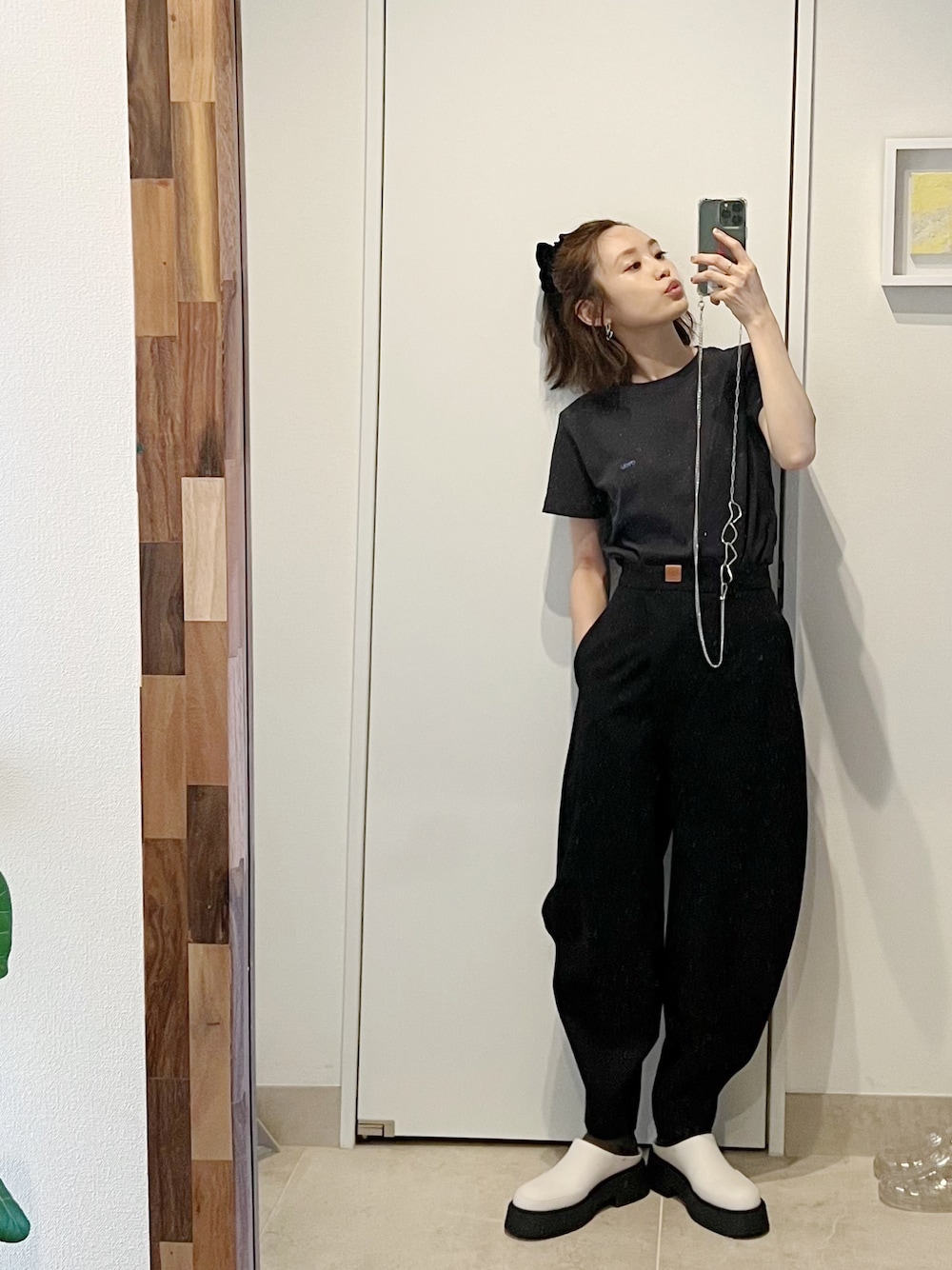 「大人カジュアル、パンツスタイル、モノトーンコーデ、鹿沼 憂妃ちゃん、LOEWE、Tシャツ、ちびT、ZARA」｜「鹿沼 憂妃ちゃんのアイテム（Tシャツ/カットソー、ブラック系）」を使った、高橋愛さん（レディース・154cm）の夏コーディネートの1枚目の写真