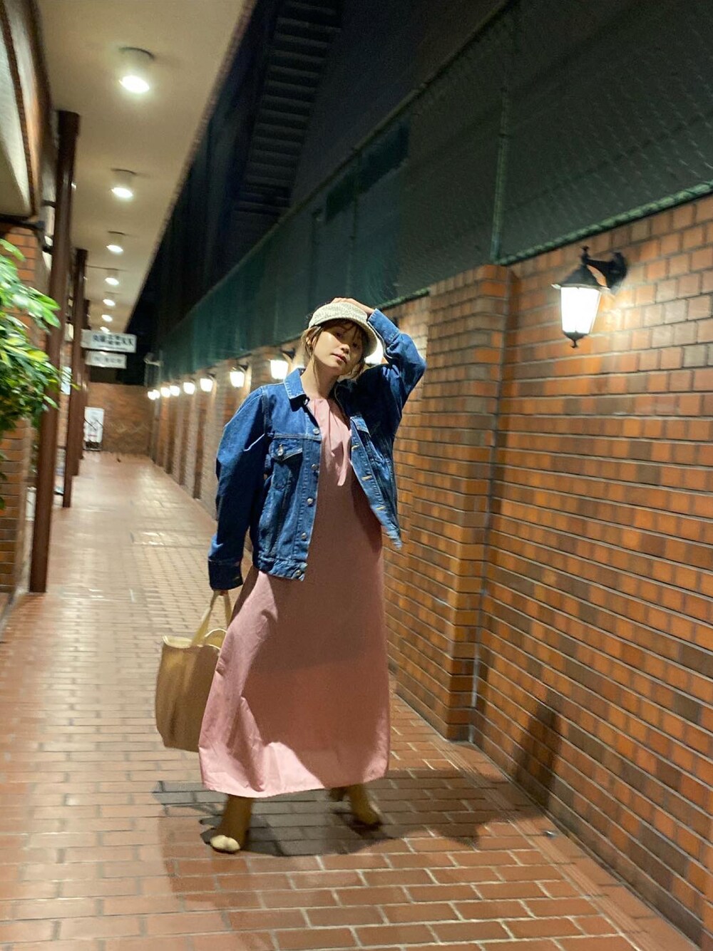 「デニム、ピンク×デニム、高橋愛、高橋愛コラボ、titivate、titivatestyle、ティティベイト、154cm、denim、holiday、tabi、足袋ブーツ、CA4LA」｜「titivateのﾃﾞｻﾞｲﾝﾀｯｸﾊﾟﾌｽﾘｰﾌﾞﾜﾝﾋﾟｰｽ（ワンピース、ピンク系）」を使った、高橋愛さん（レディース・154cm）の春コーディネートの1枚目の写真