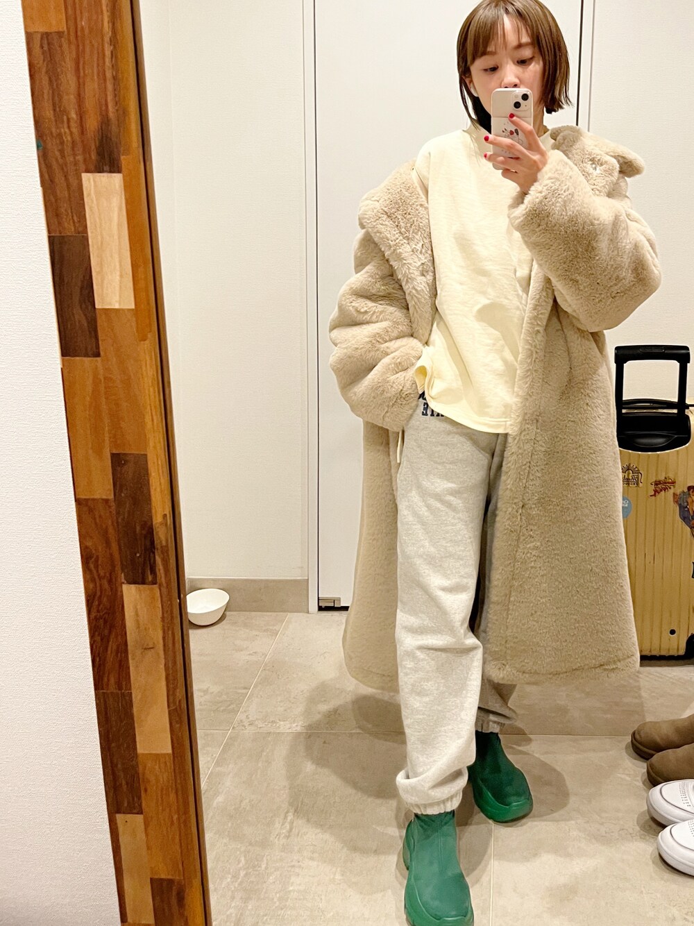 「春、高橋愛コラボ、高橋愛、154cm、カジュアル、ストリート、ゆるコーデ、オトナカジュアル、YELLO、ラブアンドピース2021、haco!」｜「FREAK'S STOREのHEAVYスウェットロゴパンツ（スウェットパンツ、グレー系）」を使った、高橋愛さん（レディース・154cm）の冬コーディネートの1枚目の写真