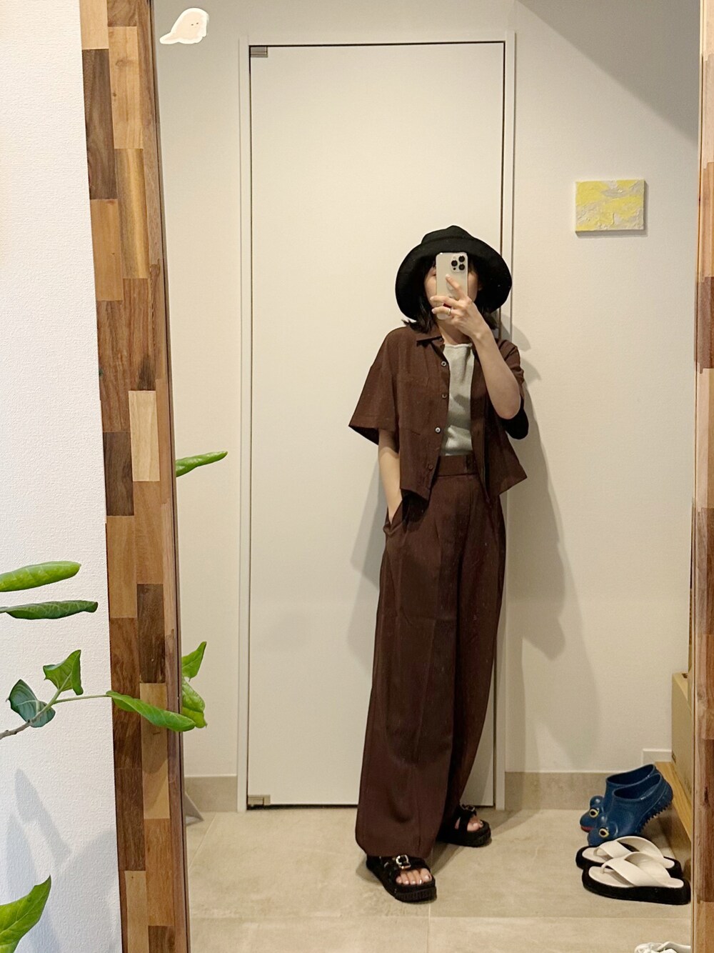 「🇰🇷、korea、韓国、ニットキャミソール、高橋愛、154cm、N.O.R.C、ノーク、セットアップ、茶色、ブラウン、SHAKA、BEAMS、B:MING by BEAMS」｜「N.O.R.Cのドライタッチショートシャツ（シャツ/ブラウス、ブラウン系）」を使った、高橋愛さん（レディース・154cm）の夏コーディネートの1枚目の写真