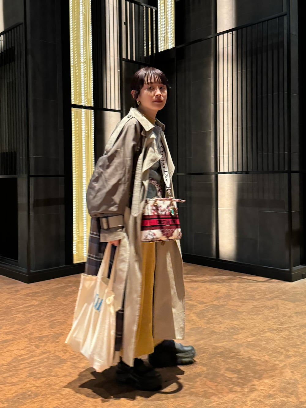 「カジュアルコーデ、春服、大人コーデ、オトナカジュアル、春服みてみて、トレンチコート、リバーシブル、高橋愛、154cm、GOKI-GENs、ゴキゲンズ、GOKI-GENs EC SHOP」｜「GOKI-GENs EC SHOPのアイテム（バッグ、ホワイト系）」を使った、高橋愛さん（レディース・154cm）の冬コーディネートの1枚目の写真