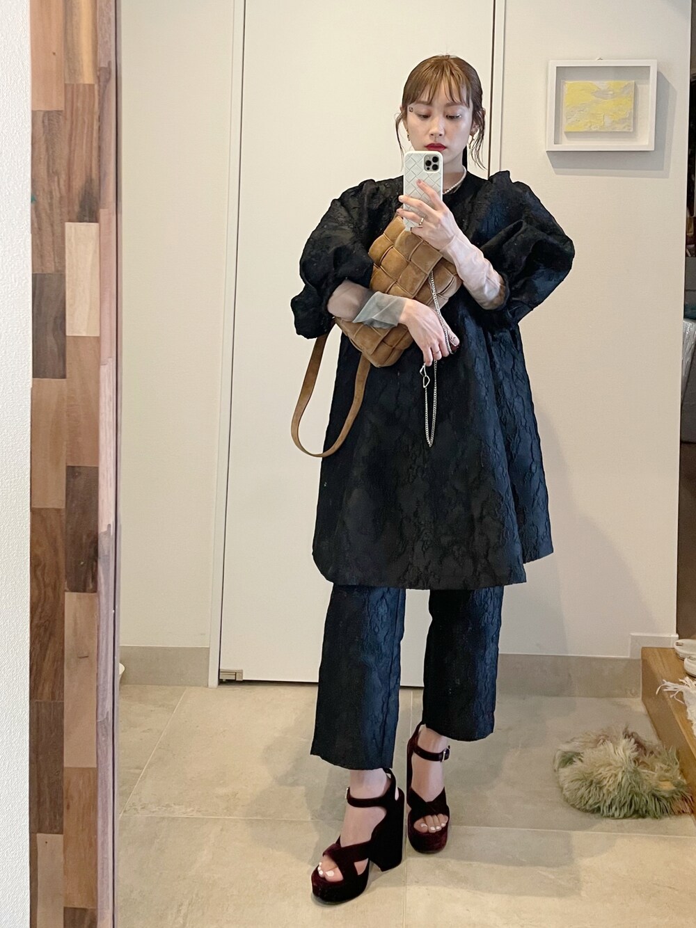 「set up、perna、ペルナ、高橋愛、BOTTEGA VENETA、モード、ブラックコーデ、ヒール」｜「PERNAのジャガードパンツ（セットアップ対応）（その他パンツ、ブラック系）」を使った、高橋愛さん（レディース・154cm）の春コーディネートの1枚目の写真