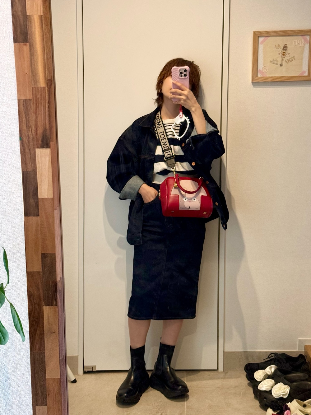 「秋服準備はじめました、デニム、セットアップ、デニムジャケット、タイトスカート、タイトスカートデニム、デニムスカート、アニエスベー、agnes b.、高橋愛、サイドゴアブーツ」｜「agnes b.のアイテム（デニムスカート、ブルー系）」を使った、高橋愛さん（レディース・154cm）の秋コーディネートの1枚目の写真