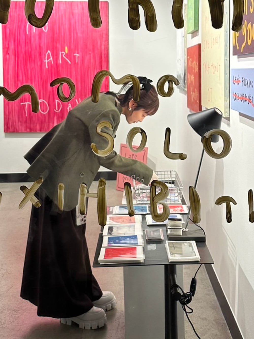 「アート展、展示会、momo、高橋愛、今日のたかはし、カーキ、アキラナカ、AKIRA NAKA、154cm、厚底シューズ、ローファー、白い靴」｜「AKIRANAKAのアイテム（ジャケット/アウター、グリーン系）」を使った、高橋愛さん（レディース・154cm）の春コーディネートの1枚目の写真