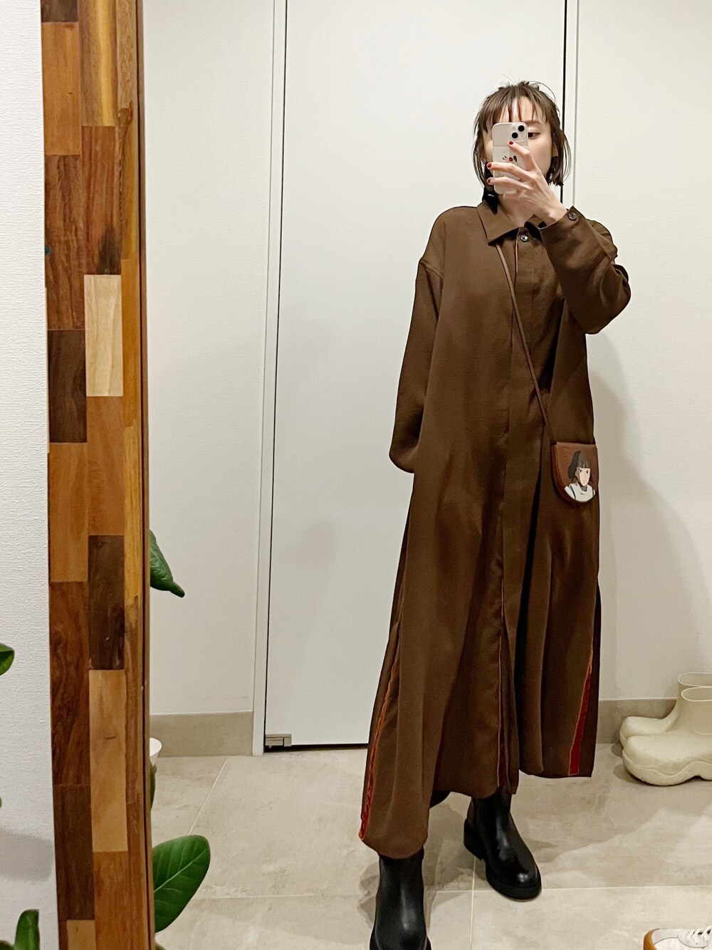 「チョコ色に染まれ、バレンタイン、バレンタインデートスタイル、シャツワンピ、ロングワンピース、154cm、茶色、チョコレートブラウン、リサイクル素材、SDGs、高橋愛、大人女子、ハーフアップ」｜「fukuuのちらっと見えるベロアにきゅんワンピース（ワンピース、ブラウン系）」を使った、高橋愛さん（レディース・154cm）の冬コーディネートの1枚目の写真