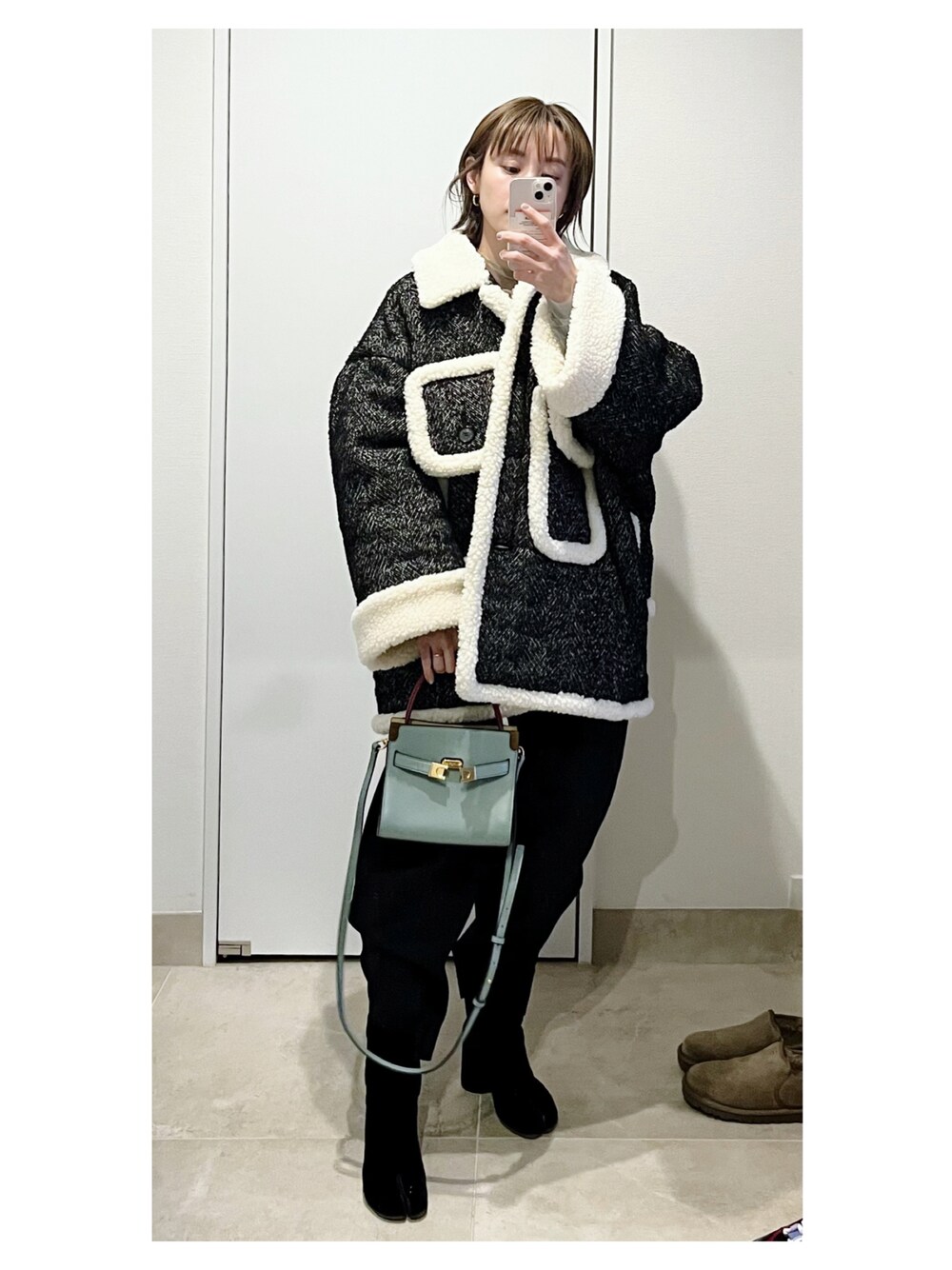 「インナートップス、オトナ女子、大人コーデ、高橋愛、154cm、tabi、LOEWE、ラグジュアリーストリート、ラグジュアリー、ラグジュアリーカジュアル、トリーバーチ、Tory Burch、ミニバッグ、AKIRA NAKA、fukuu」｜「AKIRANAKAのアイテム（ジャケット/アウター、ブラック系）」を使った、高橋愛さん（レディース・154cm）の春コーディネートの1枚目の写真