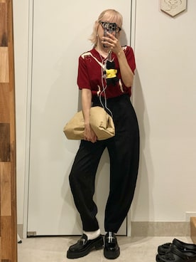 「アイテム（クラッチバッグ）」を使った、高橋愛さん（レディース・154cm）の秋コーディネート