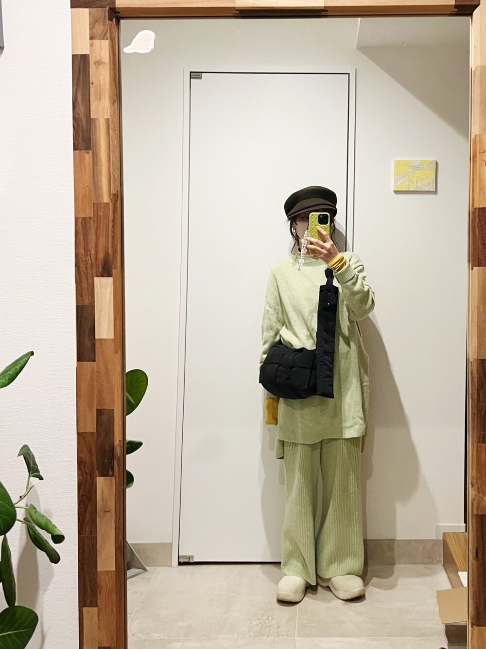 「秋ルック紹介するよ、秋服コーデ、セットアップ、ニットアップ、fukuu、ふくうコーデ、BOTTEGA VENETA、レインブーツ、キャスケット」｜「fukuuの【セットアップ対応可】 リサイクルウール　サイドスリットニットトップス（その他トップス、グリーン系）」を使った、高橋愛さん（レディース・154cm）の秋コーディネートの1枚目の写真