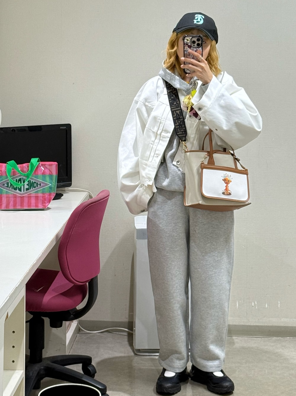 「セットアップ、UNIQLO、UNIQLO C、furla、MM6、sacai」｜「FURLAのアイテム（バッグ、ホワイト系）」を使った、高橋愛さん（レディース・154cm）の春コーディネートの1枚目の写真