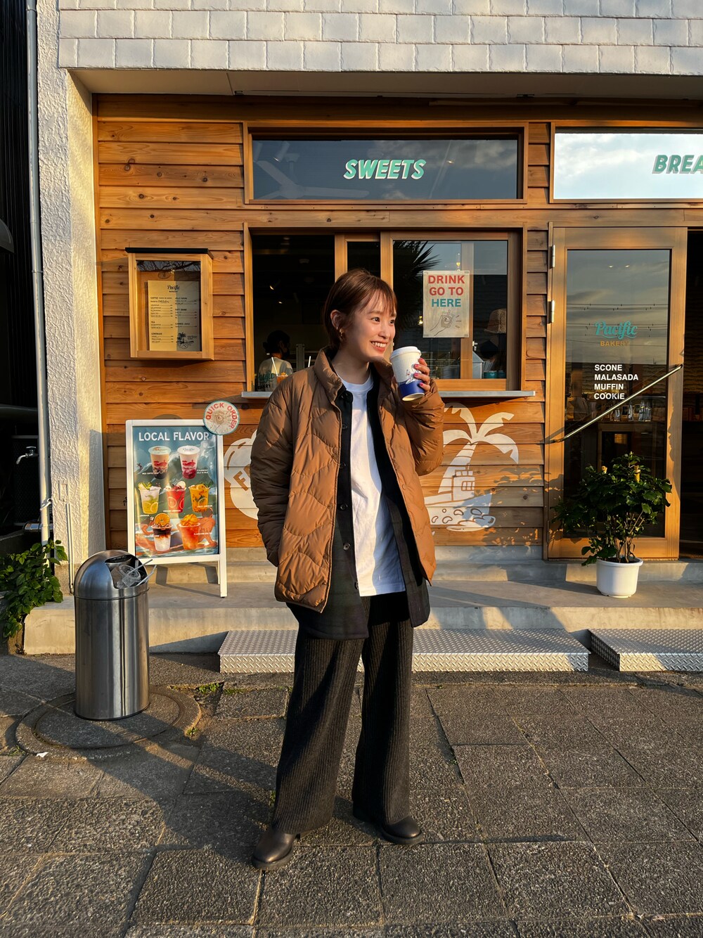 「ボーイッシュ、ストリート、MM6、pacific bakery、UNIQLO、ユニセックス、メンズ、154cm、高橋愛、ロンT、リサイクルニット、fukuu、ふくうコーデ、リブニット、ニットパンツ」｜「UNIQLOのアイテム（ダウンジャケット/コート、ブラウン系）」を使った、高橋愛さん（レディース・154cm）の秋コーディネートの1枚目の写真