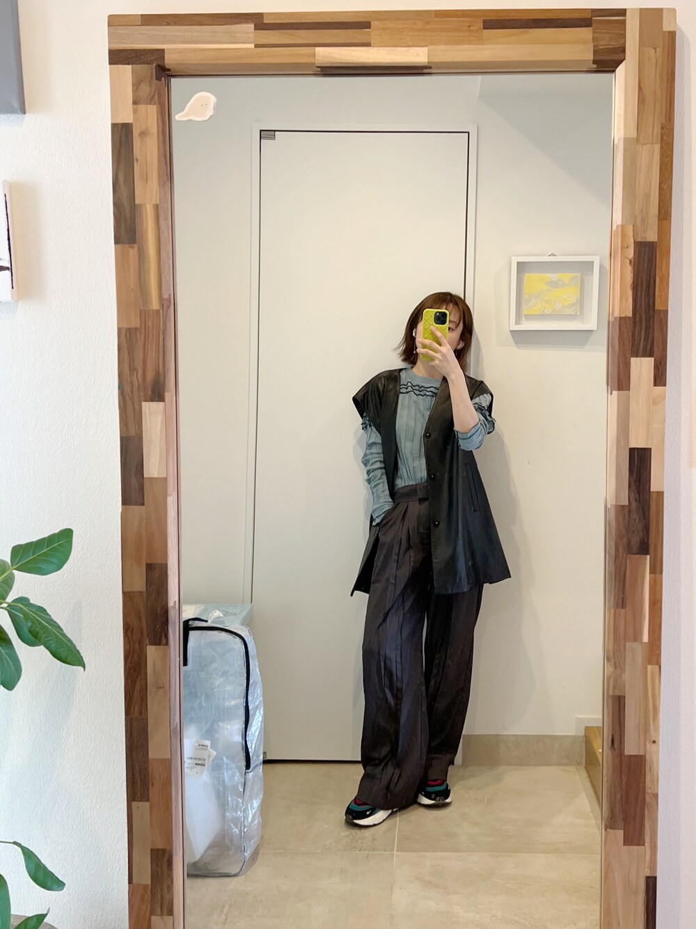 「春服、ラクチンコーデ、今日のコーデ、高橋愛、勝田里奈、りなぷ、154cm、綺麗めパンツ、キレイめパンツ」｜「KINのアイテム（トップス、ブルー系）」を使った、高橋愛さん（レディース・154cm）の春コーディネートの1枚目の写真