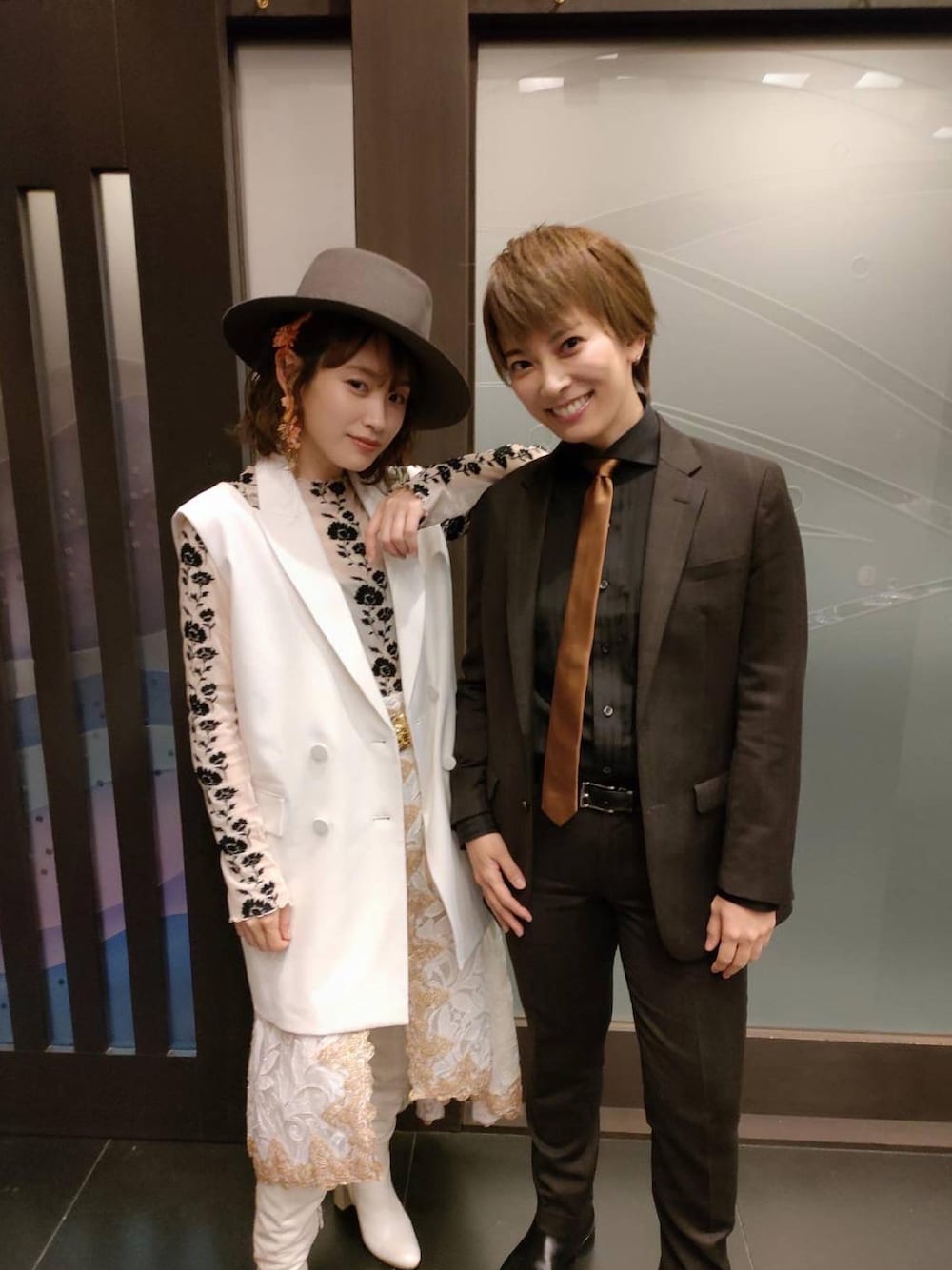 「きれいめカジュアル、春コーデ、ブラック、ニーハイブーツ、高橋愛、154cm、サロンコンサート」｜「SLOBE IENAの【La Maison de Lyllis/ラメゾンドリリス】PORKPIE　ハット（ハット、グレー系）」を使った、高橋愛さん（レディース・154cm）の春コーディネートの1枚目の写真