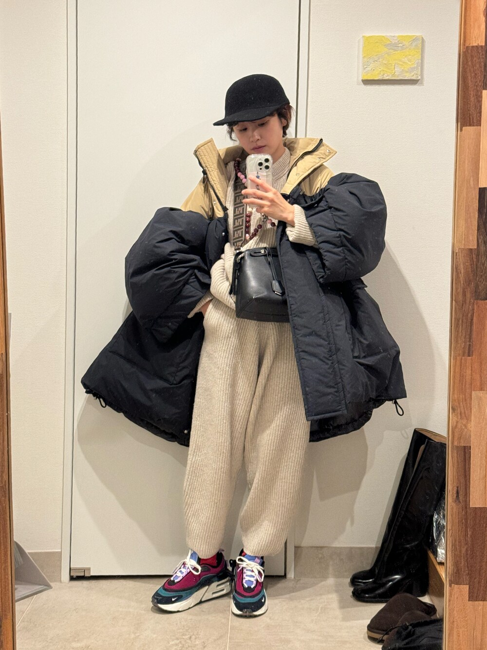 「77circa、ナナナナサーカ、水川あさみさんコラボ、冬のコーデ、ニットアップ、高橋愛、sacai、厚めのアウター、ビッグシルエット、セットアップ、スニーカー、UNIQLO」｜「77circaのアイテム（パンツ、ベージュ系）」を使った、高橋愛さん（レディース・154cm）の冬コーディネートの1枚目の写真