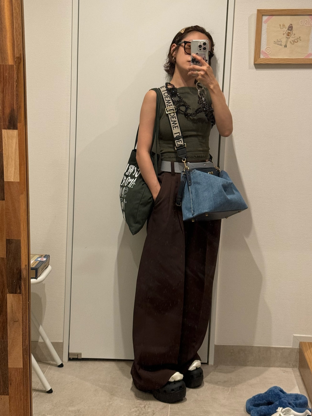 「いちごといえばわたし、高橋愛、154cm、beautiful people、COACH、デニムバック、オーバーサイズ、M to R、エコバック」｜「COACHのウィロウ ショルダー バッグ（ショルダーバッグ、ブルー系）」を使った、高橋愛さん（レディース・154cm）の夏コーディネートの1枚目の写真
