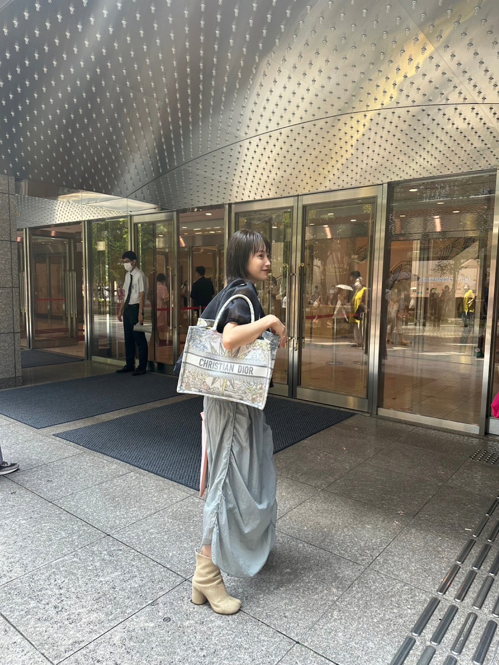 「星組、宝塚歌劇団、宝塚コーデ、観劇コーデ、Dior、Maison Margiela、高橋愛、le ciel bleu、LE CIEL BLEU

、ブックトート、韓国ファッション、korea」｜「Diorのアイテム（バッグ、ホワイト系）」を使った、高橋愛さん（レディース・154cm）の夏コーディネートの1枚目の写真