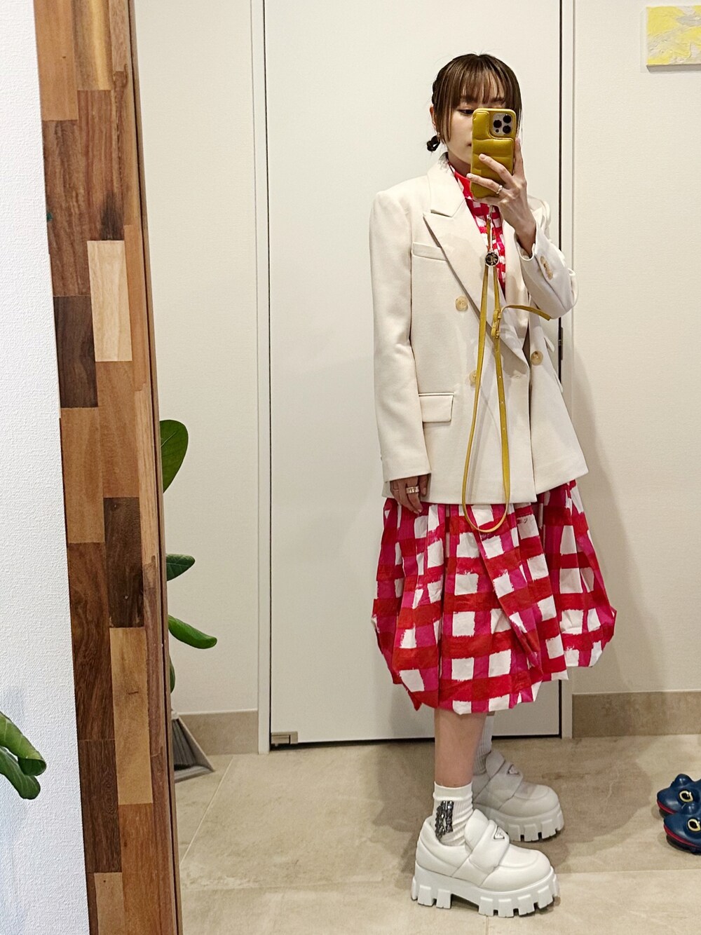 「春夏コーデ、オトナ女子、きれいめカジュアル、セットアップ、ユニクロマルニ、ユニクロ、バルーンスカート、チェック、ローファー、ローファー×靴下、PRADA」｜「20000000 fragmentsのアイテム（ジャケット/アウター、ホワイト系）」を使った、高橋愛さん（レディース・154cm）の春コーディネートの1枚目の写真