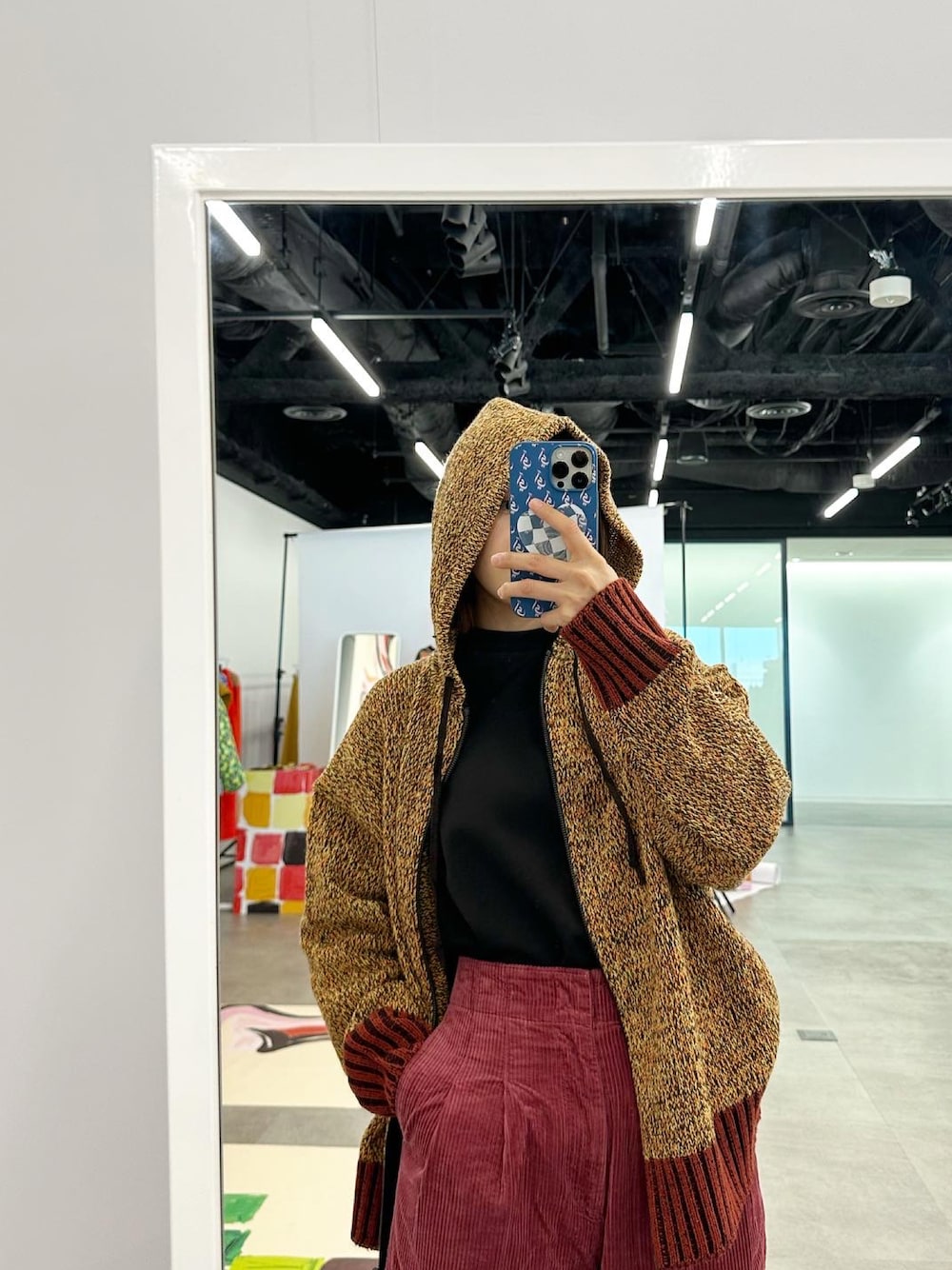 「コーデュロイ、コーデュロイパンツ、UNIQLO、UNIQLO U、スウェット、ニットパーカー、ニットジップパーカー、ジップパーカー、バイカラー、knit、高橋愛、154cm」｜「UNIQLOのアイテム（ニット/セーター、ベージュ系）」を使った、高橋愛さん（レディース・154cm）の秋コーディネートの1枚目の写真