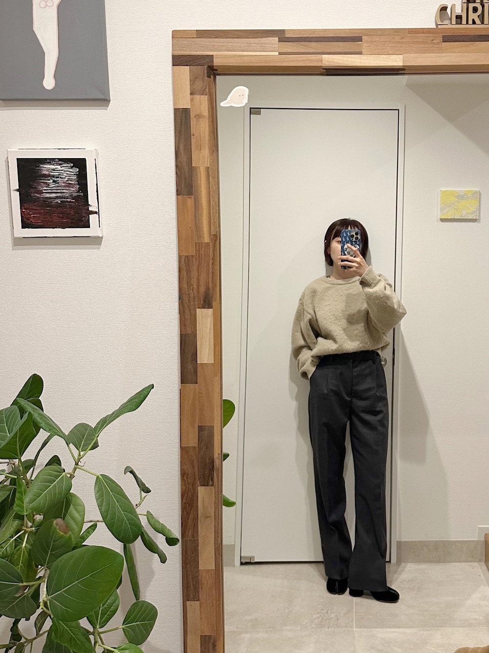 「秋冬コーデ、ニット、titivate、高橋愛コラボ、154cm、holiday、ホリデー、tabi、マルジェラ」｜「titivateのﾚｰｽ襟付きﾆｯﾄﾌﾟﾙｵｰﾊﾞｰ（ニット/セーター、ベージュ系）」を使った、高橋愛さん（レディース・154cm）の冬コーディネートの1枚目の写真