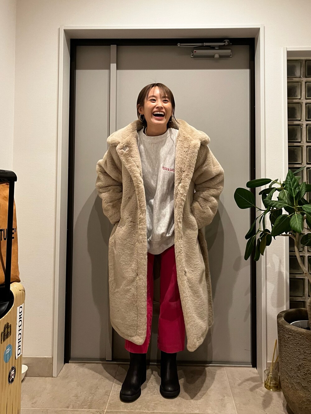 「休日スタイル、冬コーデ、クリスマスコーデ、大人カジュアル、リラックススタイル、着回しコーデ、スウェット、FREAK’Ｓ STORE、freada、フリーダ、高橋愛、154cm、ピンク、MM6」｜「VINTAGEのアイテム（スウェット、グレー系）」を使った、高橋愛さん（レディース・154cm）の冬コーディネートの1枚目の写真