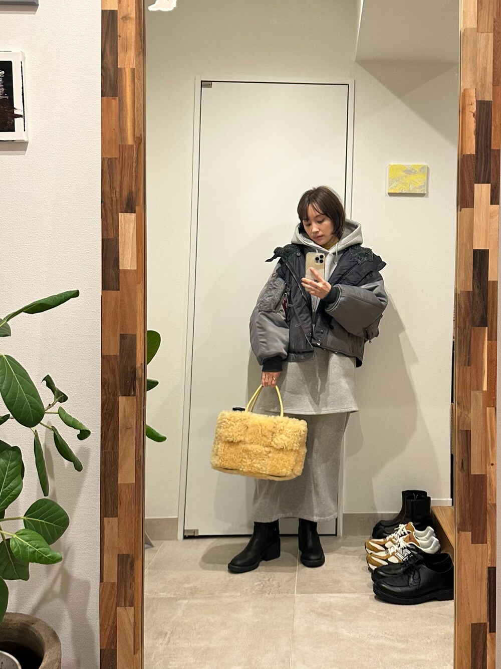 「スウェット、グレーコーデ、セットアップ、モードカジュアル、beautiful people、bp、BOTTEGA VENETA、ボッテガヴェネタ、MM6、高橋愛」｜「beautiful peopleのアイテム（MA-1、グリーン系）」を使った、高橋愛さん（レディース・154cm）の冬コーディネートの1枚目の写真