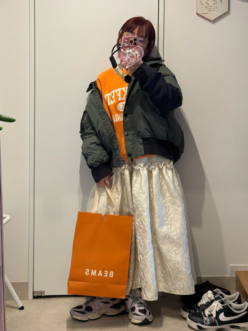 「今日のコーデ、MILKFED.、ミルフェ、ミルクフェド、Champion、スウェット、honey mi honey、ハニーミーハニー、154cm、オレンジ、スニーカー、New Balance」｜「MILKFED.のアイテム（スウェット、オレンジ系）」を使った、高橋愛さん（レディース・154cm）の春コーディネートの1枚目の写真