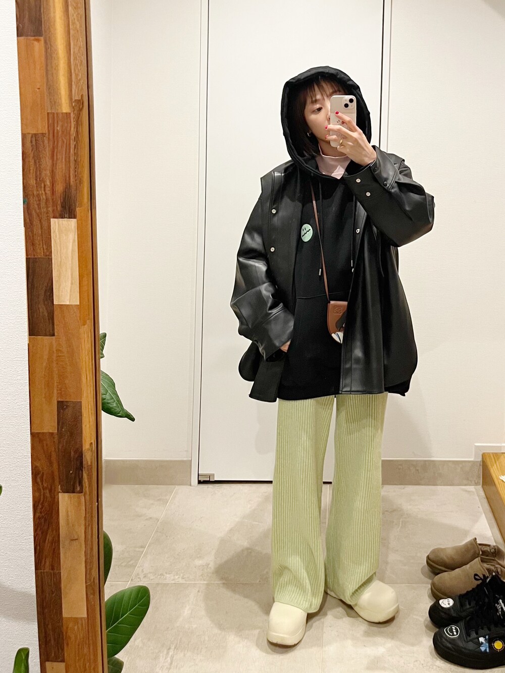 「春コーデ、ヴィーガンレザー、irene、アイレネ、高橋愛、154cm、fukuu、ふくうコーデ、BOTTEGA VENETA、new bottega、レインブーツ、パーカー、graffitionmind」｜「fukuuの【セットアップ対応可】 リサイクルウール　ニットパンツ（その他パンツ、グリーン系）」を使った、高橋愛さん（レディース・154cm）の冬コーディネートの1枚目の写真