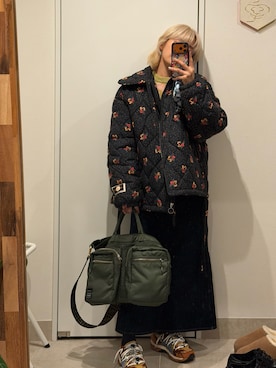 「アイテム（デニムスカート）」を使った、高橋愛さん（レディース・154cm）の秋コーディネート