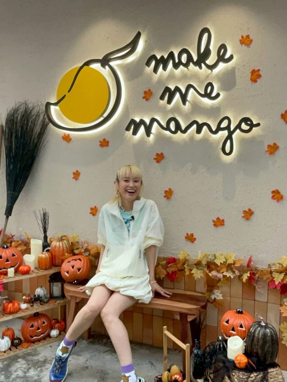 ホワイト系のスカート、ホワイト系のその他アウター、ブルー系のTシャツ/カットソーを着用したレディースの秋コーディネートの1枚目の写真