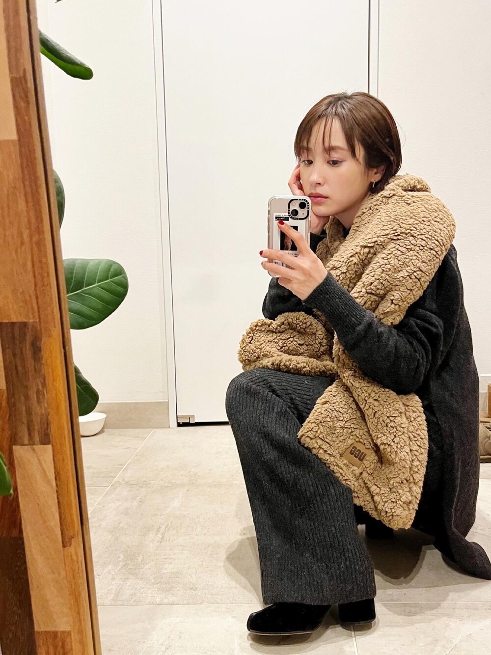 「fukuu、ふくうコーデ、高橋愛、154cm、大人カジュアル、きれいめカジュアル、Maison Margiela、tabi、UGG、アグ」｜「UGGのアイテム（ファッション雑貨、ベージュ系）」を使った、高橋愛さん（レディース・154cm）の冬コーディネートの1枚目の写真