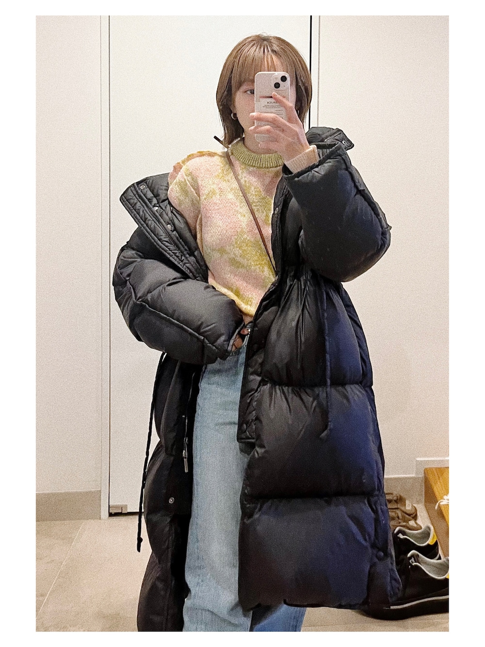 「ダウンジャケット、ダウンコート、大人女子、カジュアルコーデ、春コーデ、パンツスタイル、toga aechives、トーガ、TOGA、春ニット、デニム、SEA」｜「TOGAのアイテム（ニット/セーター、ピンク系）」を使った、高橋愛さん（レディース・154cm）の春コーディネートの1枚目の写真