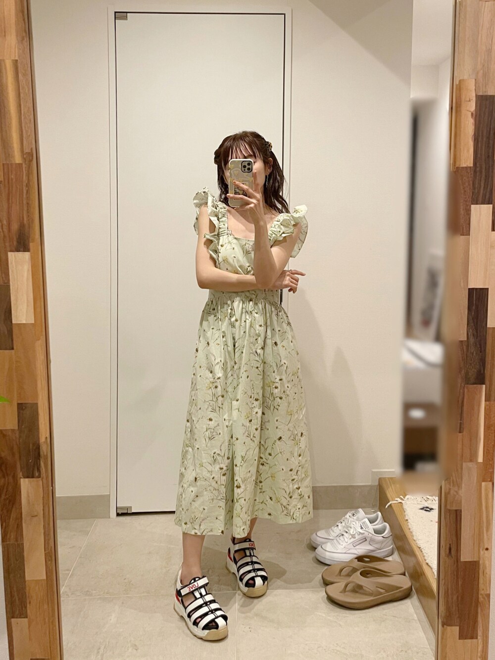 「休日スタイル、夏、楽チンコーデ、ootd、ワンピーススタイル、H&M、大人コーデ、154cm、フェミニン、エプロンワンピース、高橋愛」｜「FENDIのアイテム（サンダル、ホワイト系）」を使った、高橋愛さん（レディース・154cm）の夏コーディネートの1枚目の写真