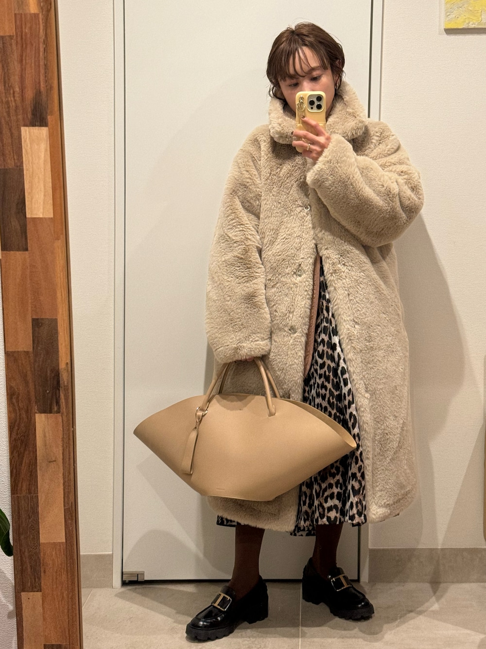 「モコモコアウター、高橋愛、studior330、ローラ、JILSANDER、ワントーンコーデ、ベージュ、茶系コーデ、ローファー、タイツ、メゾンスペシャル、maisonspecial、大きめバッグ、レオパード」｜「JIL SANDERのアイテム（バッグ、ベージュ系）」を使った、高橋愛さん（レディース・154cm）の冬コーディネートの1枚目の写真