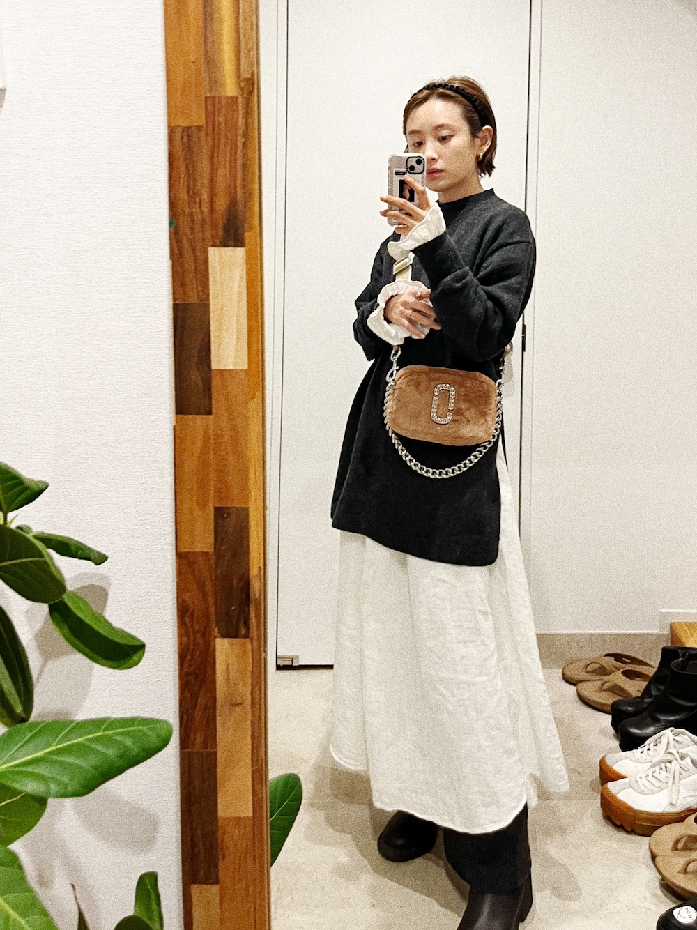「ふくうコーデ、fukuu、高橋愛、154cm、レイヤリング、レイヤードスタイル、ニットアップ、ニット、ロングワンピース、SDGs、リサイクルウール、リサイクル」｜「MARC JACOBSのTHE PLUSH SNAPSHOT/ザ プラッシュ スナップショット（ショルダーバッグ、ピンク系）」を使った、高橋愛さん（レディース・154cm）の秋コーディネートの1枚目の写真
