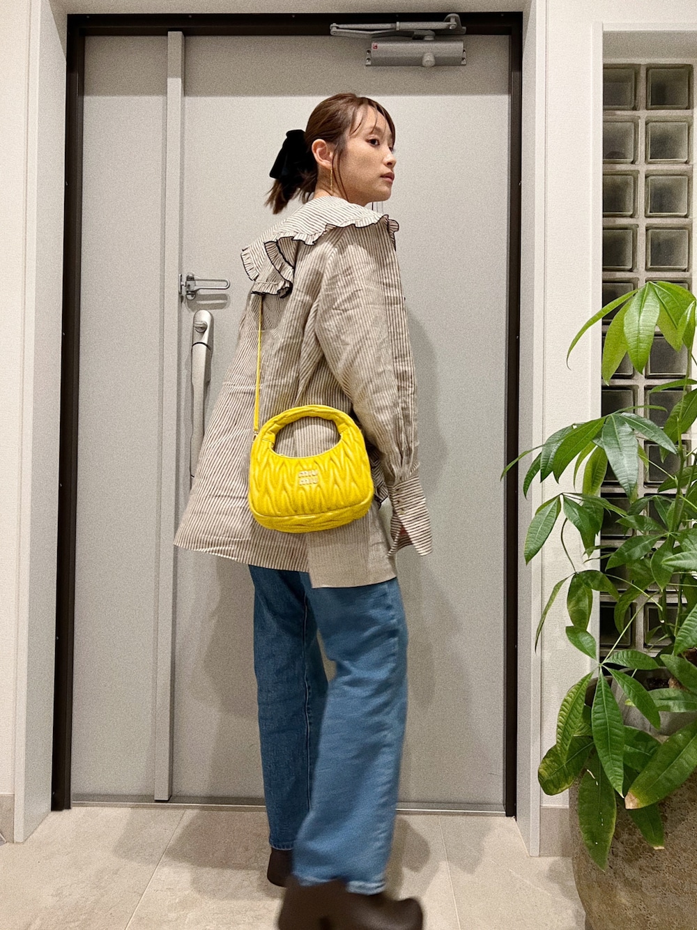 「デニムっていいよね、春夏コーデ、リラックススタイル、Uhr、ウーア、高橋愛、miu miu、MIUMIU、ミュウミュウ、154cm、BOTTEGA VENETA、シュシュ、ボブ、きいろといえばわたし」｜「Uhrのアイテム（シャツ/ブラウス、その他）」を使った、高橋愛さん（レディース・154cm）の夏コーディネートの1枚目の写真