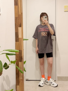 「高橋愛」｜「アイテム（スニーカー）」を使った、高橋愛さん（レディース・154cm）の秋コーディネート