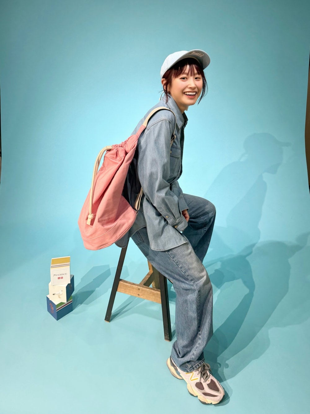 「ユニクロ、JW Anderson x UNIQLO、高橋愛、154cm、UNIQLO、デニムオンデニム、キャップ、スニーカー」｜「UNIQLOのアイテム（シャツ/ブラウス、ブルー系）」を使った、高橋愛さん（レディース・154cm）の冬コーディネートの1枚目の写真