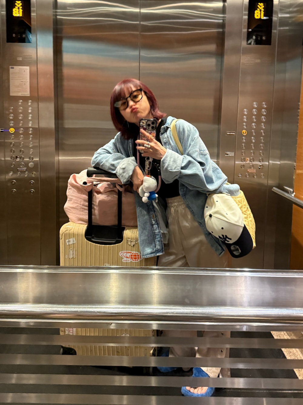 「ショート丈トップス、クロップドトップス、To b. by agnes b.、アニエスベー、アニエスベー(agnes b.)、高橋愛、154cm、AcneStudios、デニム、THINGS THAT MATTER、LOEWE、サンダル、ペタンコ靴」｜「Acne Studiosのアイテム（デニムジャケット、ブルー系）」を使った、高橋愛さん（レディース・154cm）の冬コーディネートの1枚目の写真