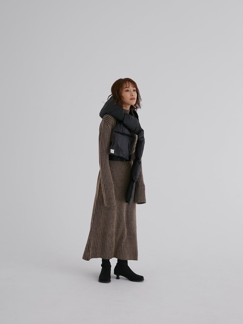 「WEARハロウィン2022、秋冬コーデ、秋のコーデ、大人カジュアル、ラクチンコーデ、キレイめ、ワンピース、ニットワンピース、fukuu、ふくうコーデ、高橋愛」｜「fukuuのポケットつき フードマフラー（マフラー、ブラック系）」を使った、高橋愛さん（レディース・154cm）の秋コーディネートの1枚目の写真