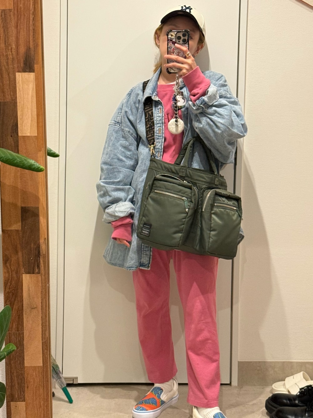 「ピンク、ビスケ、TOGA PULLA、PORTER、FENDI、AcneStudios、アクネストゥディオズ」｜「TOGAのTote bag PORTER SP（トートバッグ、グリーン系）」を使った、高橋愛さん（レディース・154cm）の春コーディネートの1枚目の写真