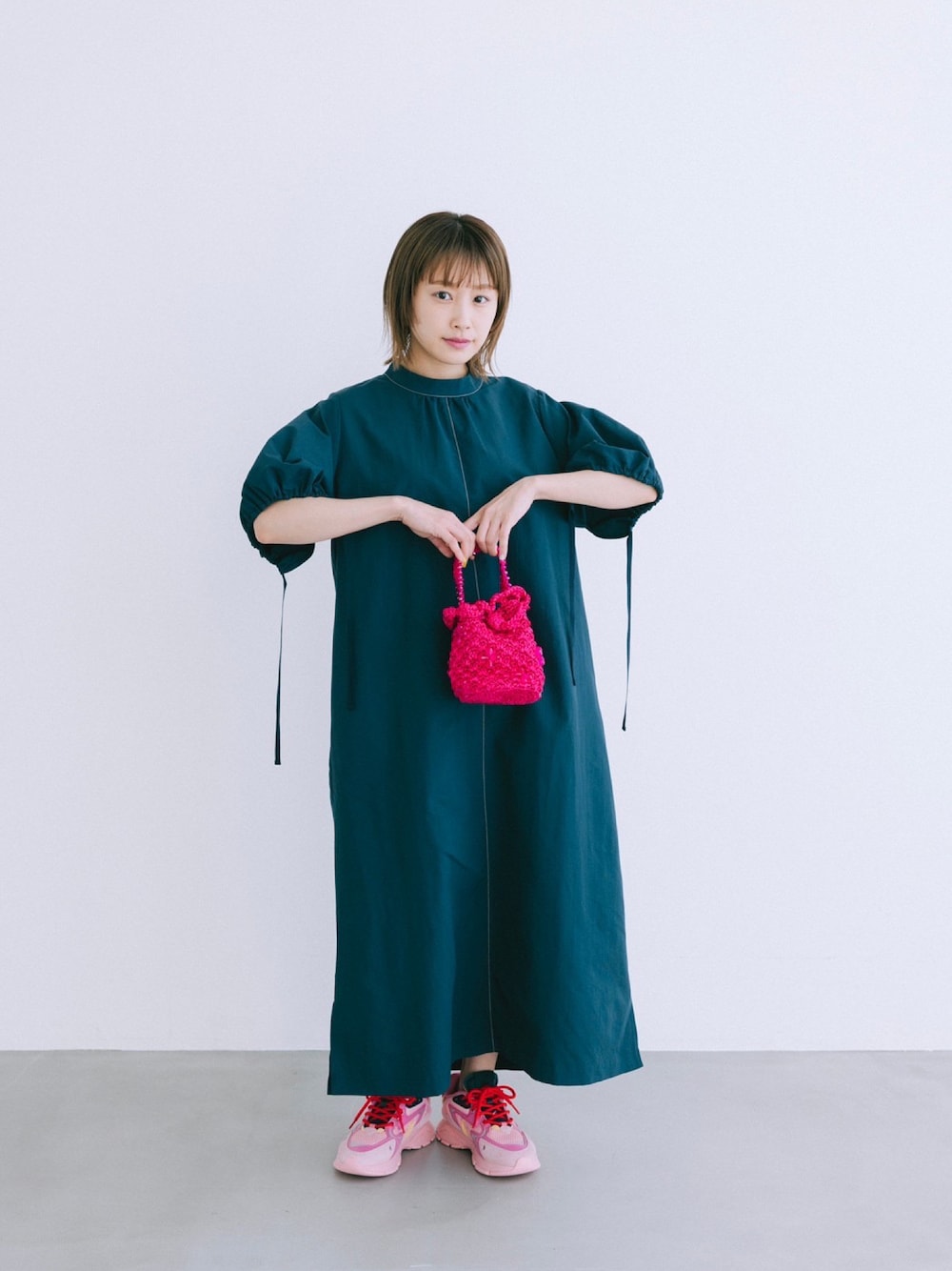 「ラブアンドピースプロジェクト、ラブアンドピース2023、高橋愛コラボ、高橋愛、154cm、ロングワンピース」｜「haco!の【高橋愛さんコラボ】動くたびに自分にも相手にもエールを！袖の先まで愛が詰まったONE-PIECE by LOVE&PEACE PROJECT（ワンピース、ブルー系）」を使った、高橋愛さん（レディース・154cm）の春コーディネートの1枚目の写真