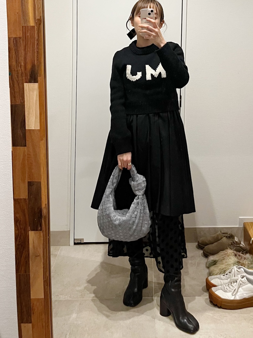 「春、オトナカジュアル、ラクチンコーデ、レイヤリング、レイヤードスタイル、高橋愛、154cm、nimiru、ニミラー」｜「MARC JACOBSのアイテム（ニット/セーター、ブラック系）」を使った、高橋愛さん（レディース・154cm）の春コーディネートの1枚目の写真