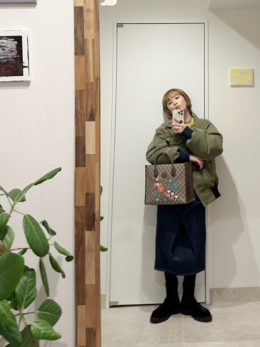 「カジュアルコーデ、デニムスカート、Maison Margiela、マルジェラ、EMPORIO ARMANI、アルマーニ、高橋愛、GUCCI、disney、サイドゴアブーツ、154cm、ふくうコーデ、fukuu」｜「Maison Margielaのアイテム（デニムスカート、ブルー系）」を使った、高橋愛さん（レディース・154cm）の冬コーディネートの1枚目の写真