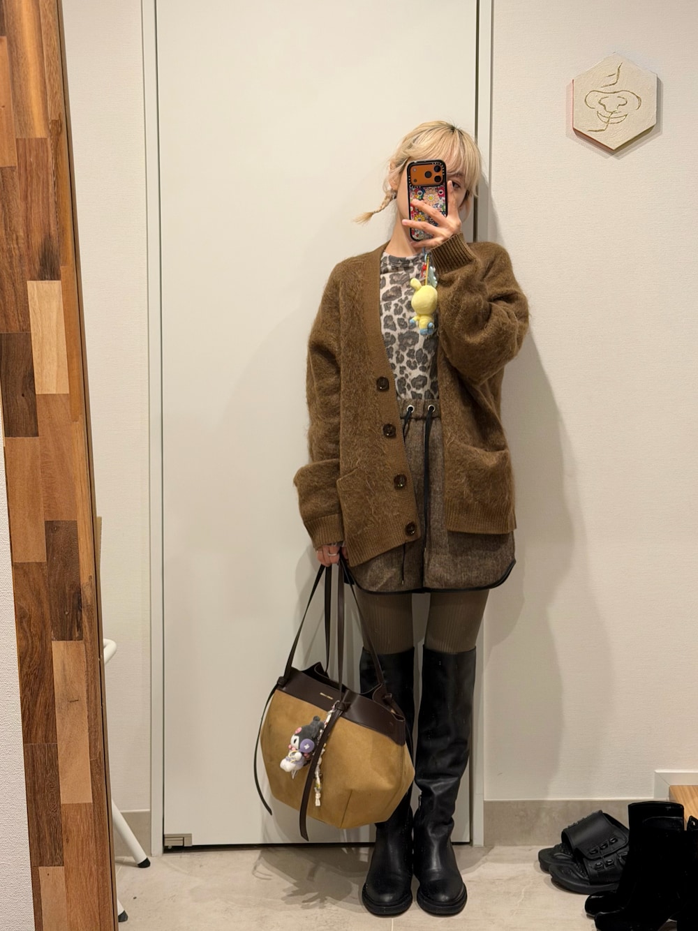 ブラウン系のその他パンツ、ブラウン系のニット/セーター、ブラック系のブーツを着用したレディースの冬コーディネートの1枚目の写真