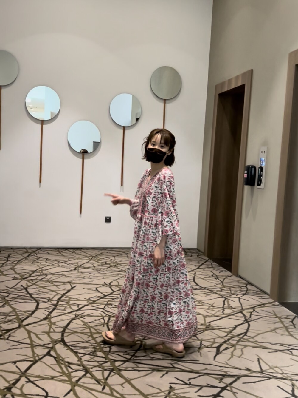 「ドバイ、ドバイ旅行、Dubai、リゾートファッション、楽チンワンピース、ワンピース、柄ワンピース、高橋愛、154cm、初夏コーデ、春夏コーデ、休日コーデ、旅行、旅コーデ」｜「♡のアイテム（ワンピース/ドレス、ピンク系）」を使った、高橋愛さん（レディース・154cm）の春コーディネートの1枚目の写真