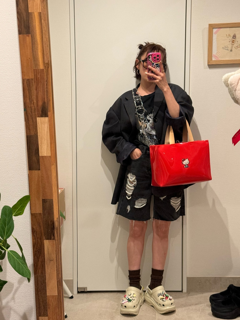 「海賊王に俺はなる！！、海賊王に私はなる！、高橋愛、ハーフパンツ、ハーフデニムパンツ、キムへキム、KIMHEKIM、154cm、厚底クロックス、crocs、デニムパンツ、ジャケット、holiday、ホリデー、Tシャツ」｜「BEAMS JAPANのアイテム（バッグ、レッド系）」を使った、高橋愛さん（レディース・154cm）の夏コーディネートの1枚目の写真