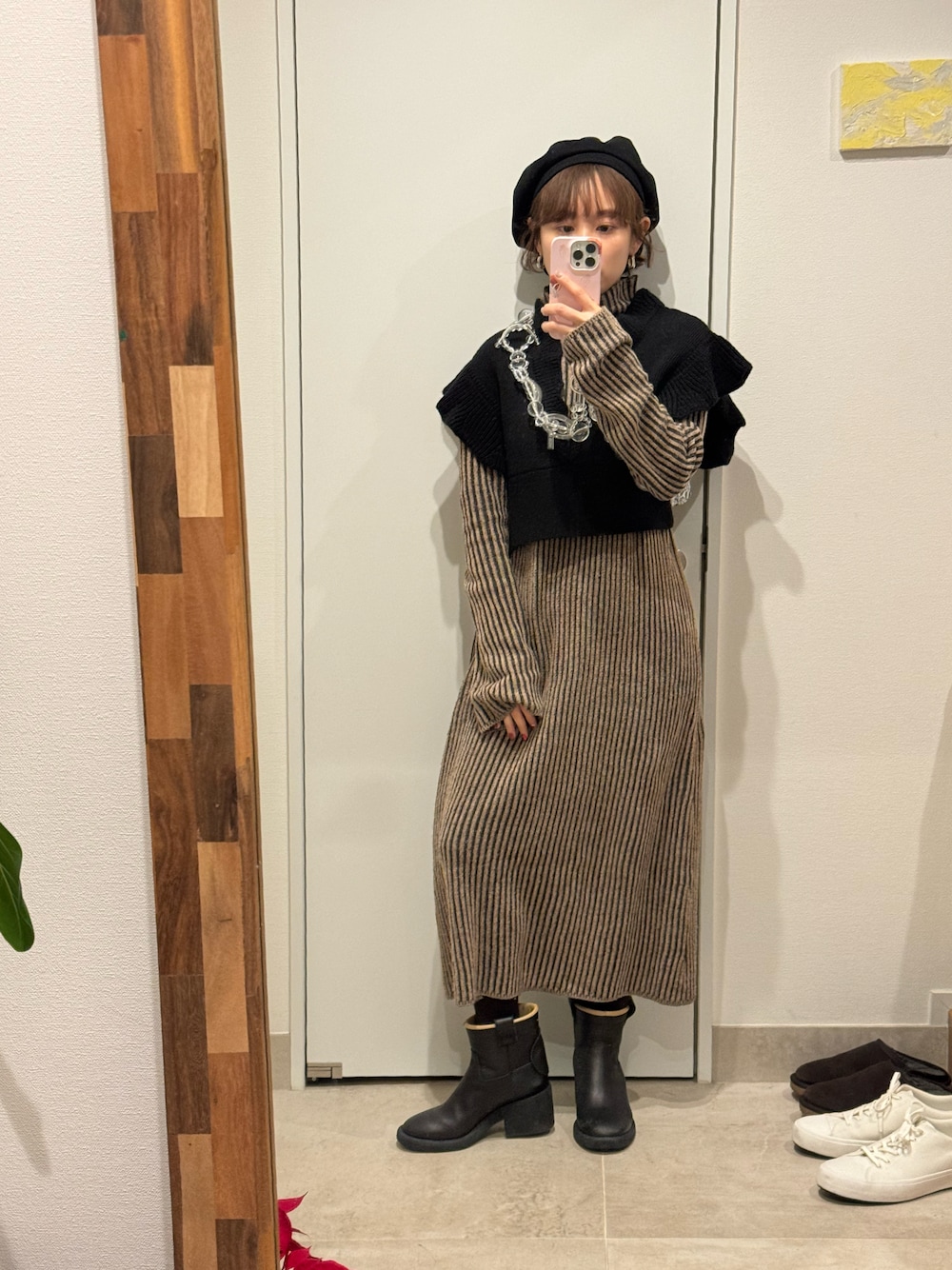「秋冬コーデ、ニットワンピース、fukuu、ふくうコーデ、AMERICAN RAG CIE、ラグシー愛、ニットオンニット、リブニット、高橋愛、154cm」｜「AMERICAN RAG CIEの【高橋愛さんコラボ】フリルニットビスチェ（ベスト、ブラック系）」を使った、高橋愛さん（レディース・154cm）の冬コーディネートの1枚目の写真
